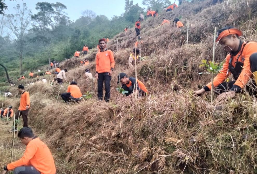 Pramuka Peduli Kota Solo Ikuti Aksi Penanaman Pohon di Kaki Gunung Ungaran Pramuka Peduli Kota Solo Ikuti Aksi Penanaman Pohon di Kaki Gunung Ungaran