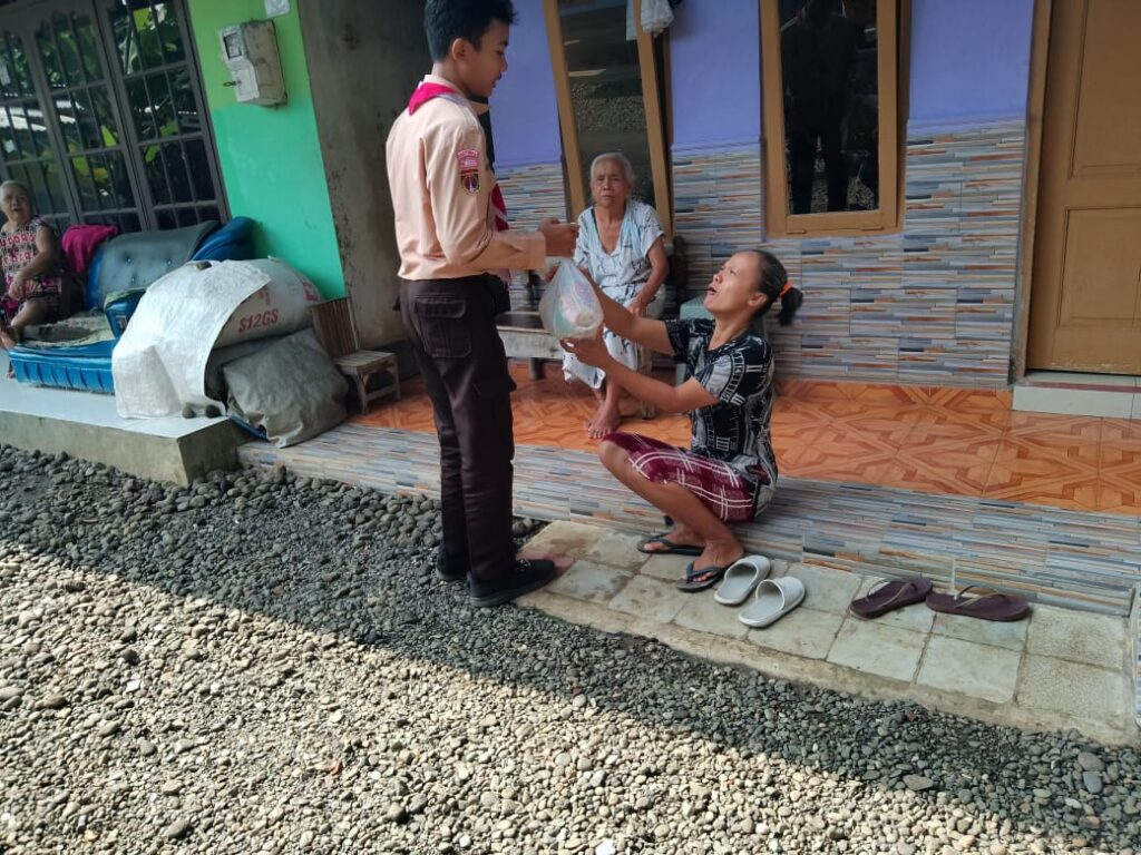 BAKTI SOSIAL PENGGALANG SDN 2 KLAHANG KWARRAN SOKARAJA Bakti sosial Gudep SDN 2 Klahang