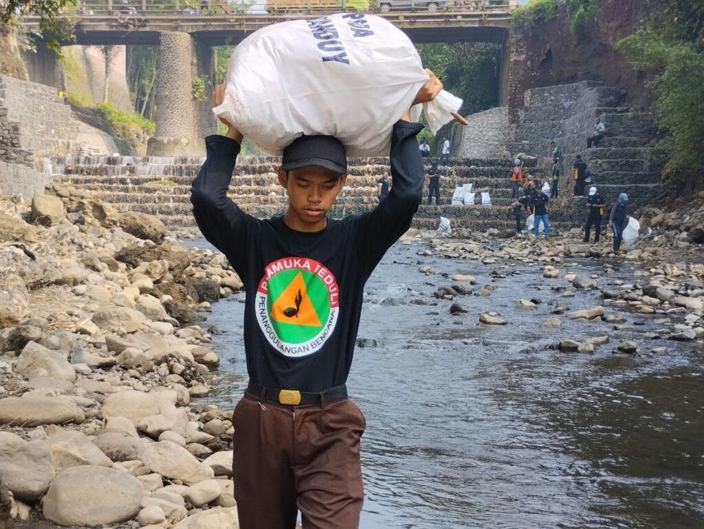 PERINGATAN HARI AIR: PRAMULI BANYUMAS IKUTI “RESIK KALI” PERINGATAN HARI AIR: PRAMULI BANYUMAS IKUTI “RESIK KALI”