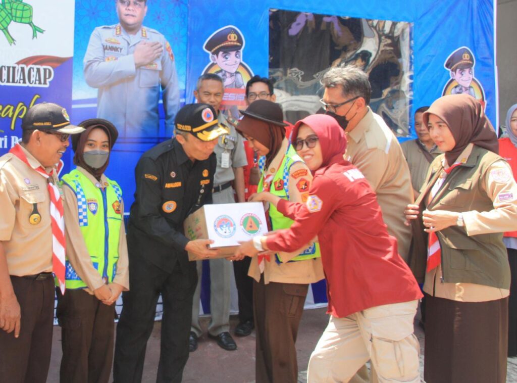 Ketua Kwarcab Cilacap Sambangi Posko Mudik Lebaran Ketua Kwarcab Cilacap Sambangi Posko Mudik Lebaran