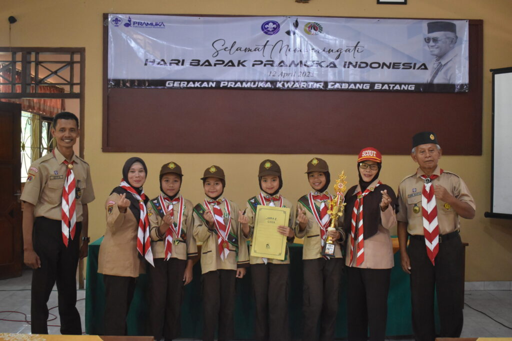 Penyerahan Penghargaan kepada para pemenang lomba Pramuka Garuda Hebat
