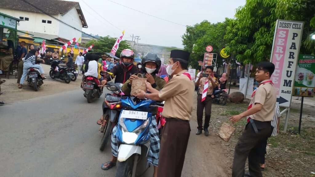 Pramuka Kwarran Gringsing berbagi takjil Pramuka Kwarran Gringsing berbagi takjil