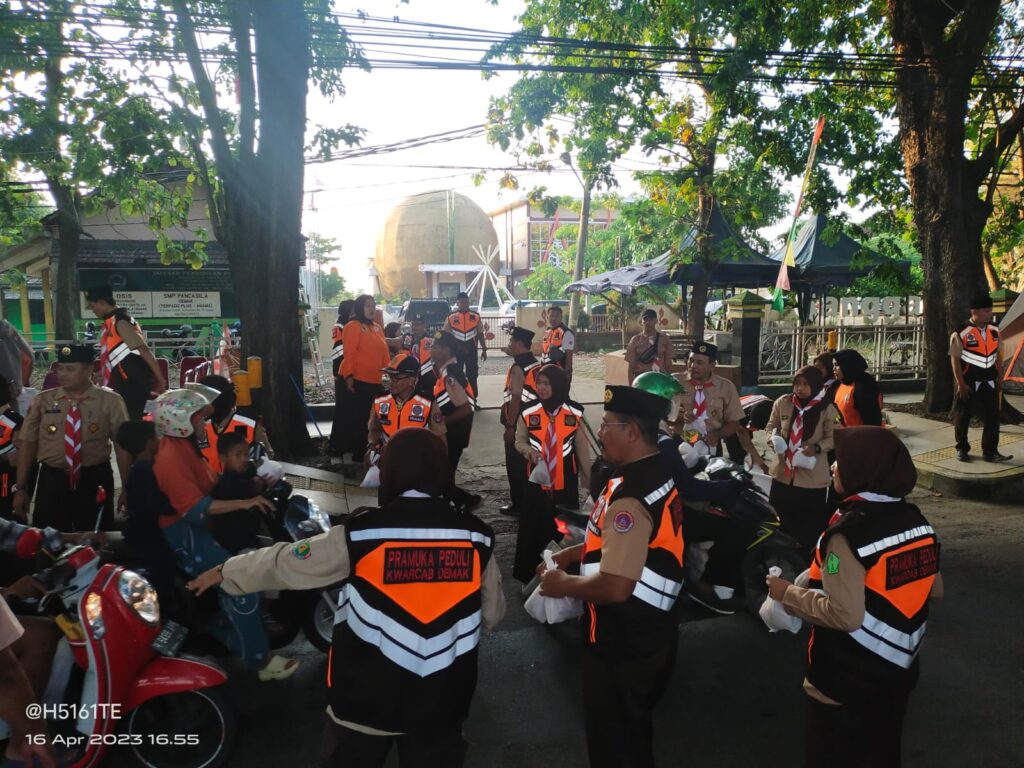 Kwarcab Demak Berbagi Takjil dengan Masyarakat – Demak Pramuka Jateng Kwarcab Demak Berbagi Takjil dengan Masyarakat – Demak Pramuka Jateng