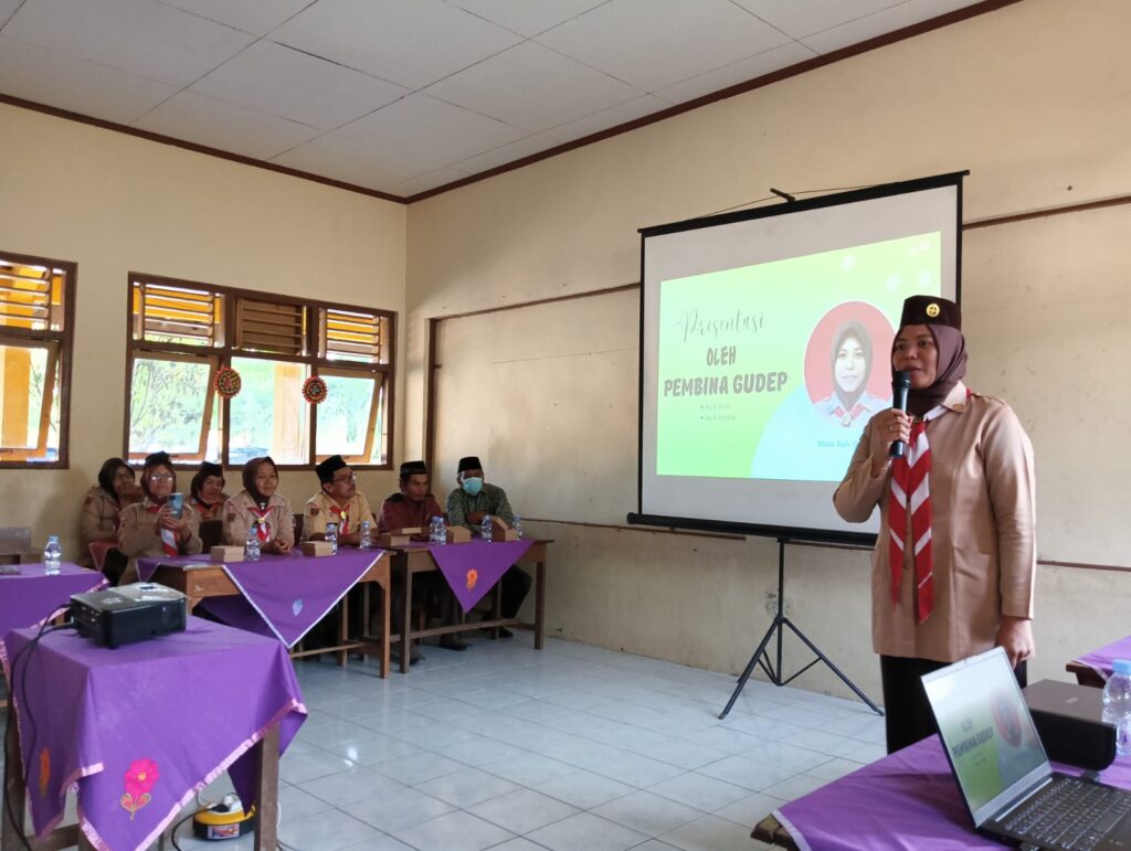 GUGUS DEPAN PRAMUKA SD NEGERI 1 MONGGOT DIKUNJUNGI KWARDA JAWA TENGAH Paparan proses pembinaan di Gugus Depan oleh Pembina Satuan