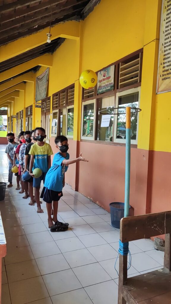 Anak-anak Barung Hijau meningkatkan kemampuan bermain Fun Ball