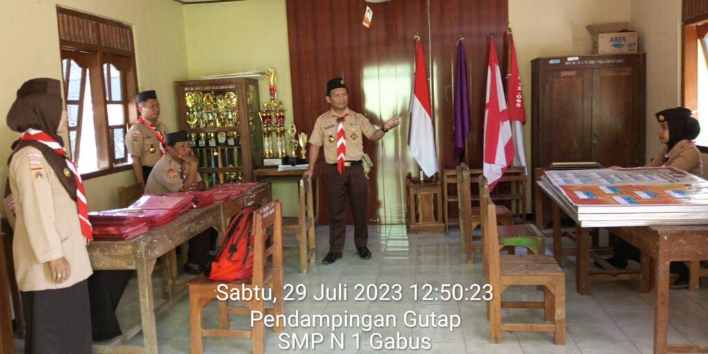 PRAMUKA SMP NEGERI 1 GABUS SIAP SAMBUT TIM VISITASI KWARDA JAWA TENGAH Kak Hariyanto, Tim Gutap Kwarcab Grobogan meberikan arahan kepada para pembina gugus depan