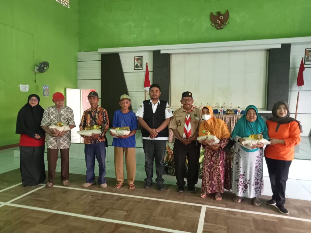 Ratusan Sembako dari pramuka cilacap ludes habis dibagikan Warga di wilayah gunung simping Ratusan Sembako dari pramuka cilacap ludes habis dibagikan Warga di wilayah gunung simping