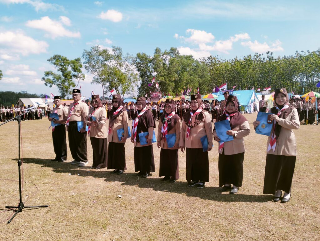 HUT Pramuka, ke-62 Mabigus dan Pembina Kwarran Rawalo Terima Penghargaan Lencana Pancawarsa – KWARCAB BANYUMAS HUT Pramuka, ke-62 Mabigus dan Pembina Kwarran Rawalo Terima Penghargaan Lencana Pancawarsa – KWARCAB BANYUMAS