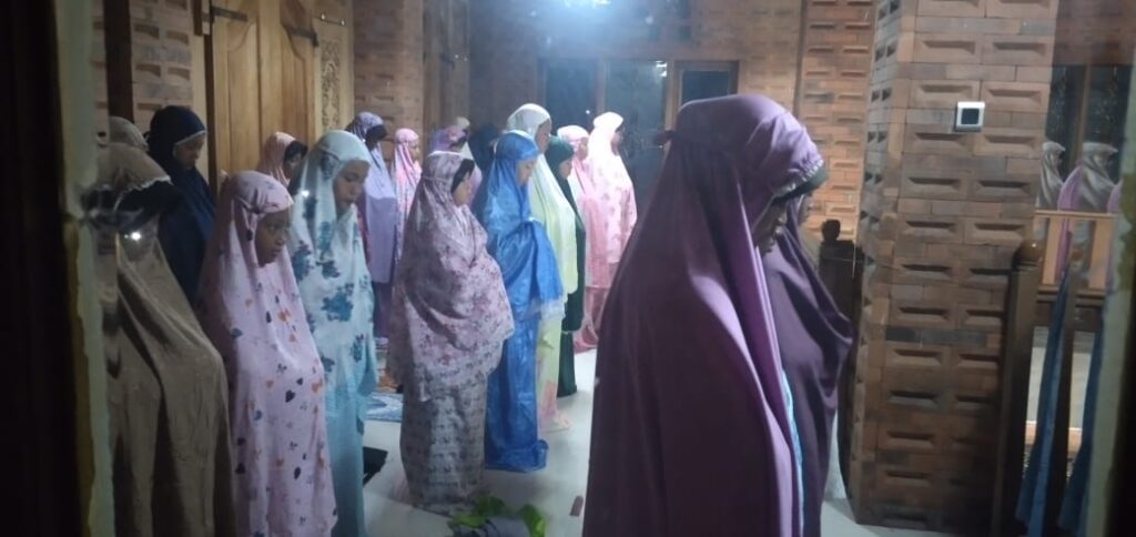 Peserta Jambore Ranting Rawalo Sholat Subuh Berjamaah di Masjid Jami’ SMK Diponegoro 2 Rawalo – KWARCAB BANYUMAS