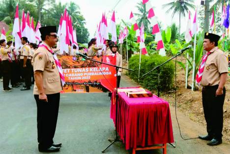KWARCAB PURBALINGGA – Ka Mabiran Kecamatan Kaligondang Lepas Pasukan Estafet Tunas Kelapa Tingkat Kwarcab Purbalingga Ketua Majelis Pembimbing Ranting (Ka Mabiran) Kecamatan Kaligondang Kak Sulistyarno melepas pasukan pembawa tunas kelapa dari lapangan Kecamatan Kaligondang menuju ke wilayah Kwartir Ranting (Kwarran) Kejobong, Kamis 24 Agustus 2023. Foto: Kak Sukeno, Humas dan Informatika Kwarcab Purbalingga.