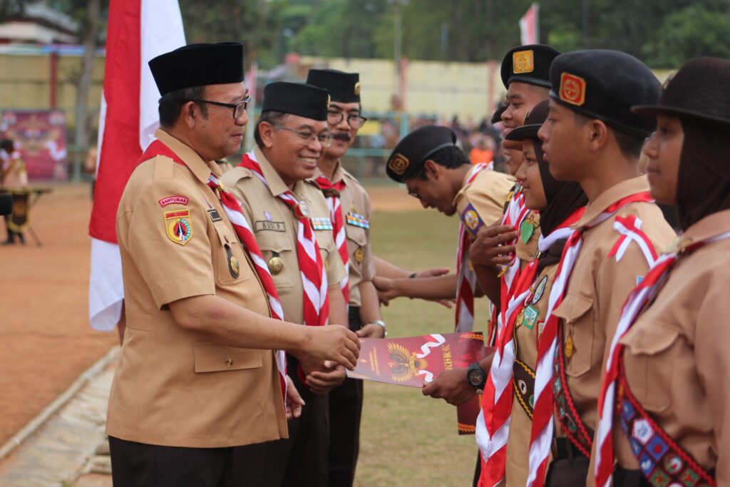 9.299 Siaga, Penggalang, Penegak dan Pandega dilantik dan dikukuhkan menjadi Pramuka garuda oleh Kamabicab Banyumas Ir. H Ahmad Husein 9.299 Siaga, Penggalang, Penegak dan Pandega dilantik dan dikukuhkan menjadi Pramuka garuda oleh Kamabicab Banyumas Ir. H Ahmad Husein