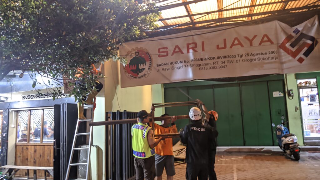 Anggota Saka Bhayangkara Turun Tangan Bantu Evakuasi Papan Reklame di Grogol