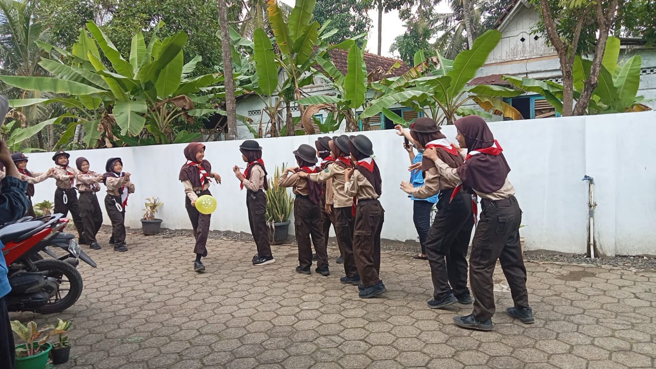 Pangkalan SD Negeri 1 Mengangkang, antusias mengikuti permainan besar bersama KKN UNSOED