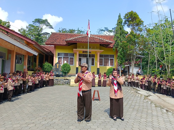 Peringati World Scarf Day, Gudep SD Negeri 6 Lumbir Latih Disiplin dan Karakter Peserta Didik Baru