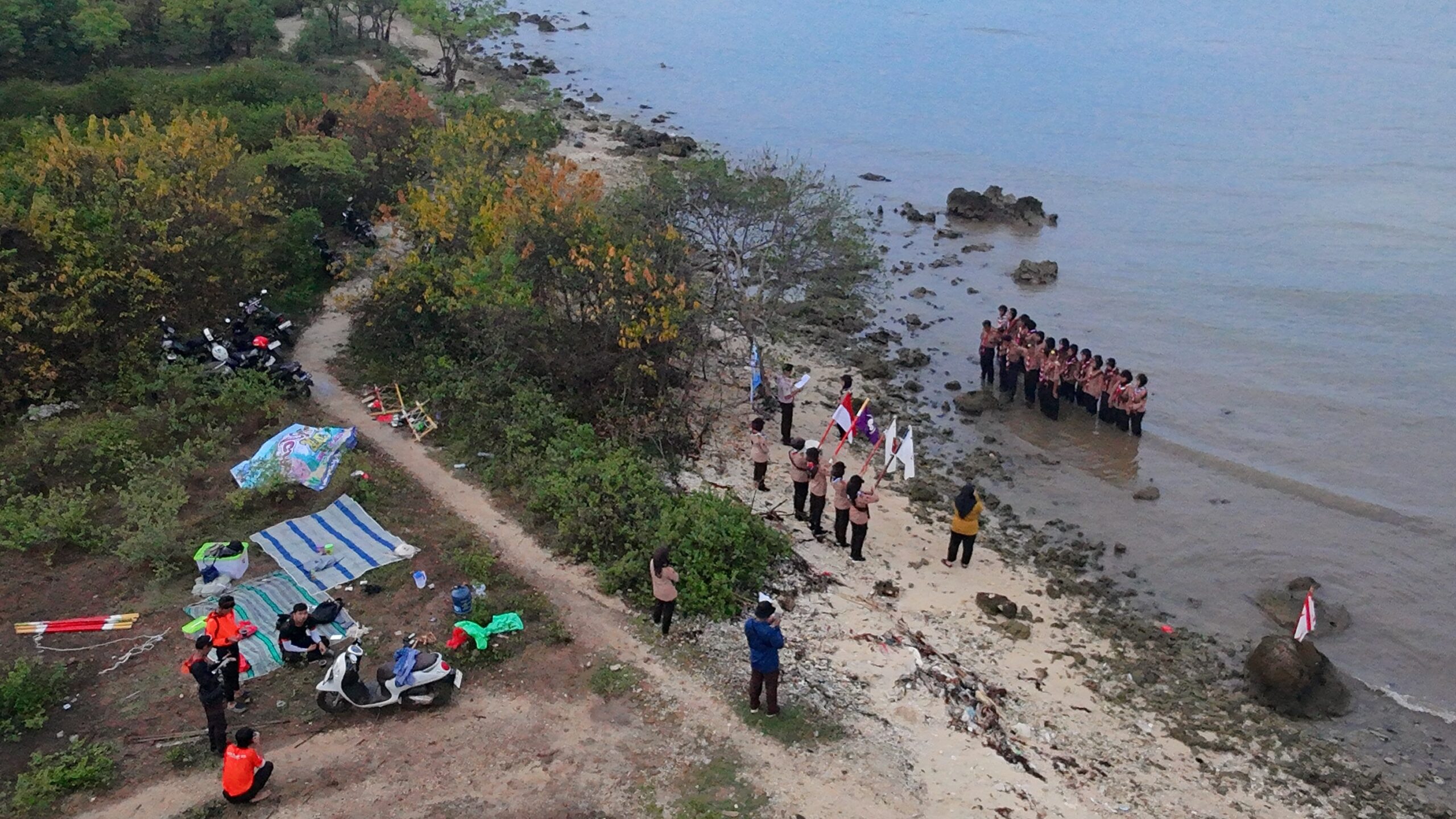 Samudra Jadi Saksi, Pelantikan Pramuka Penegak Laksana MA Manba’ul Ulum Mambak di Pantai Kampung Prau
