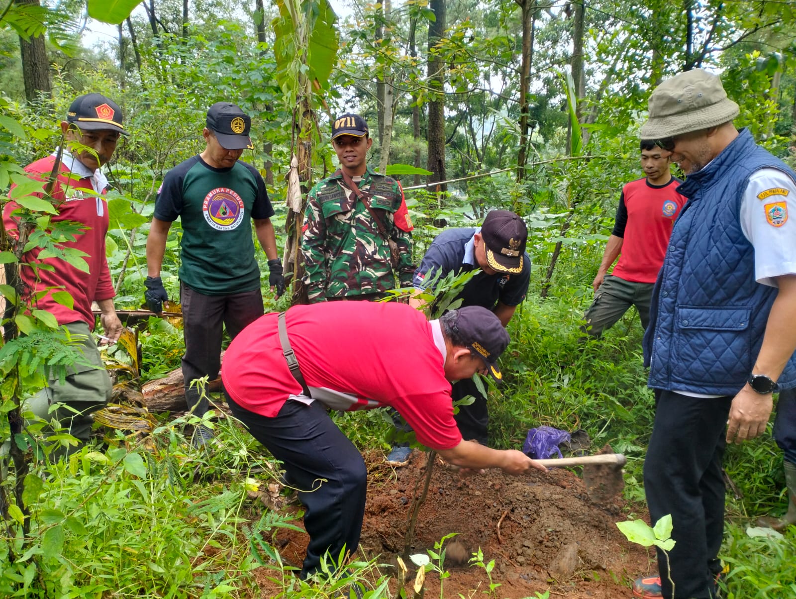 Pramuka Peduli Kwarran Watukumpul bergerak serentak dalam aksi penanaman pohon bersama stekholder pemerintah serta masyarakat.