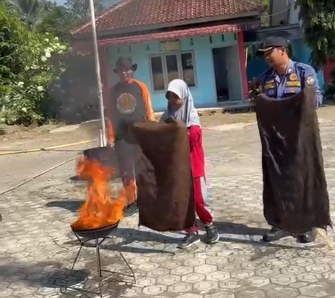 Edukasi Sejak Dini, Pramuli Kwarran Purwojati Bersama Damkar Banyumas Gelar Sosialisasi Tanggap Kebakaran di SDN Karangtalun Lor
