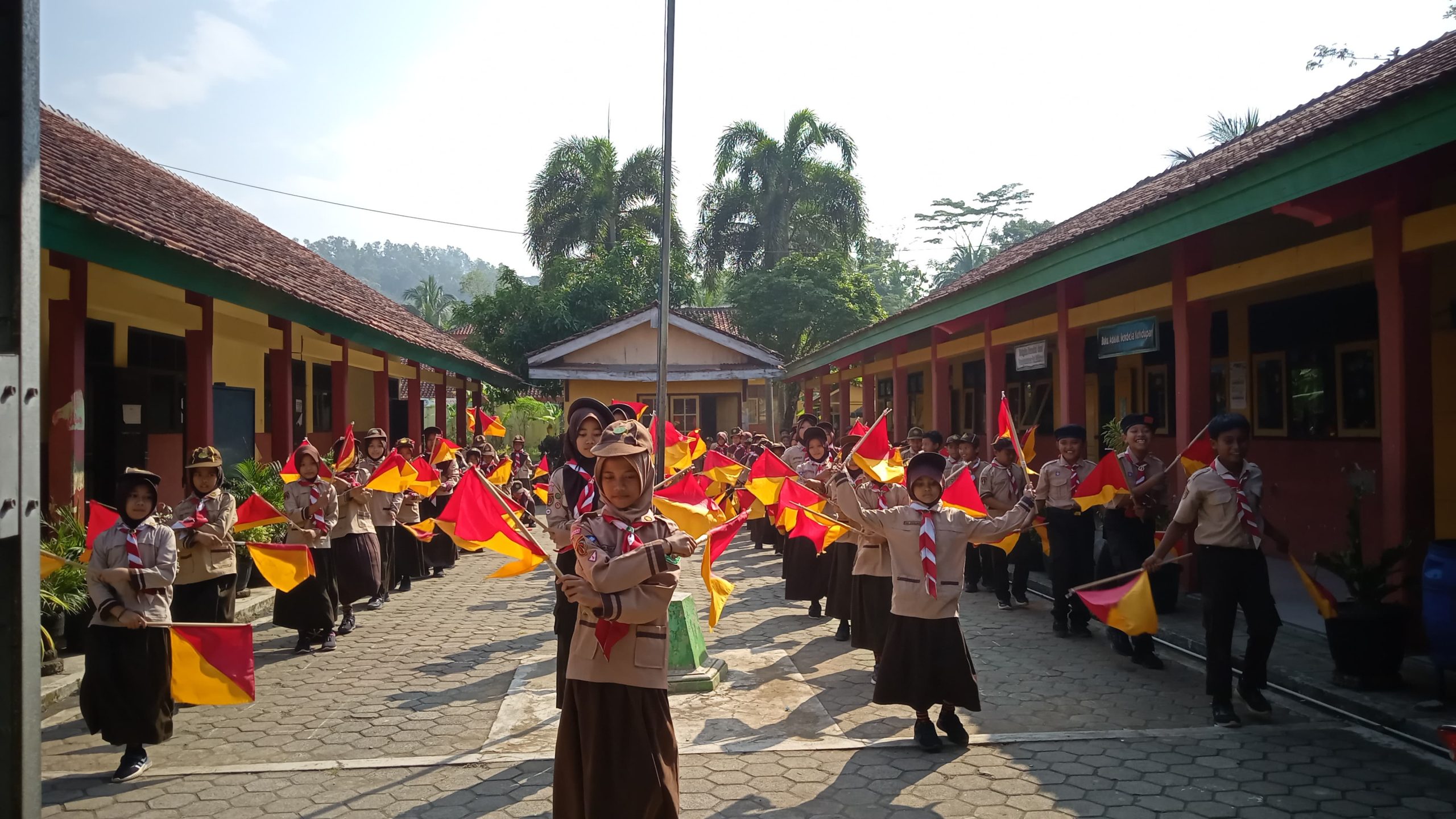 Heboh dan Meriah! 81 Anggota Pramuka SDN Klapasawit Tampil Total di Lomba Dance Semaphore