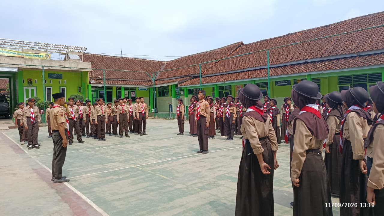 Pramuka MTs Ma’arif NU 1 Kedungbanteng Konsisten Asah Kedisiplinan dan Kekompakan dengan Latihan Rutin