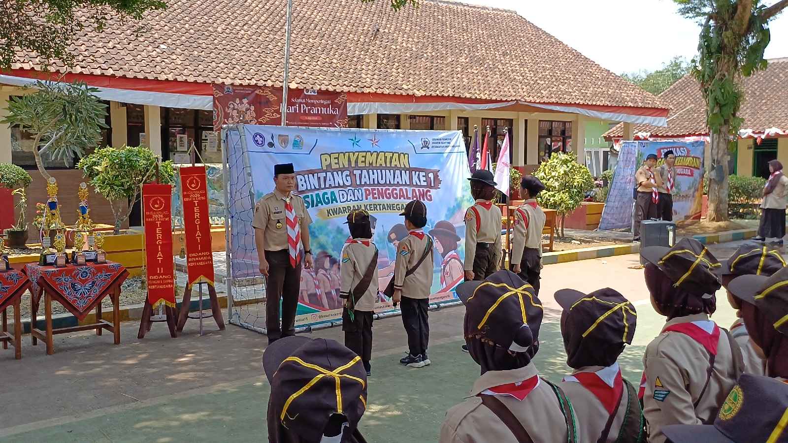 25 Pangkalan Ikuti Penyematan Bintang Tahunan ke-1 Pramuka Siaga dan Penggalang Garuda Kwarran Kertanegara