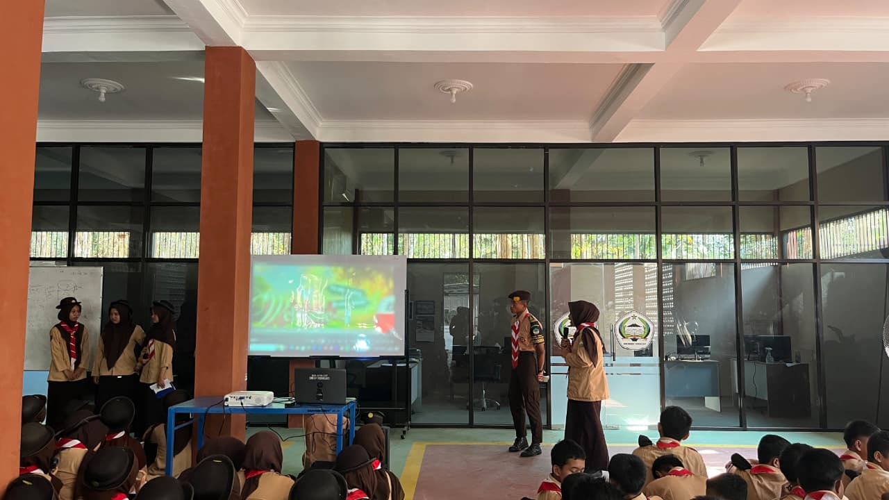 SMK Negeri 1 Purwojati Asah Kreativitas Pramuka Penegak melalui Presentasi Video pada Jumat Rutin
